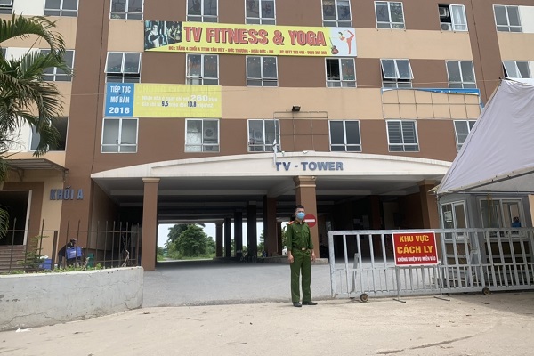 Chốt kiểm soát y tế bên trong và ngoài khu chung cư Tân Việt