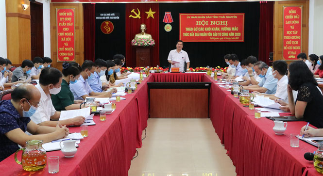 Đồng chí Lê Quang Tiến, Phó Chủ tịch UBND tỉnh, Tổ trưởng Tổ công tác chủ trì cuộc họp.
