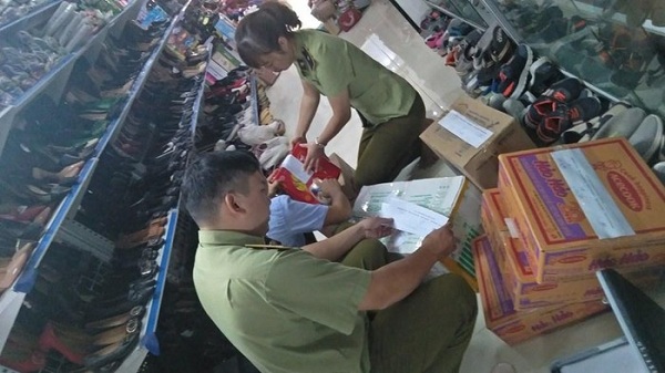 Lực lượng quản lý thị trường Hà Giang kiểm soát hàng hóa vi phạm.