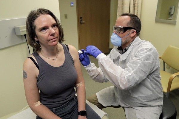 Jennifer Haller được tiêm thử mũi đầu tiên trong giai đoạn đầu của việc thử nghiệm vắc-xin COVID-19, hồi tháng 3/2020. Ảnh: AP