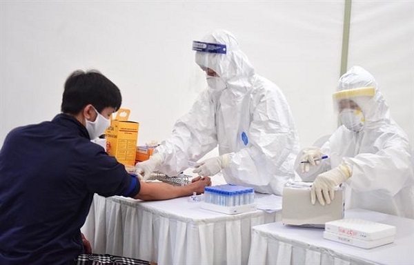 Tạm ứng kinh phí để kịp thời xét nghiệm Covid-19 cho người có BHYT