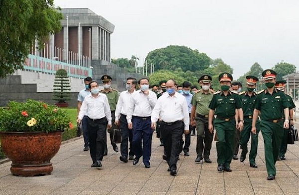 Thủ tướng kiểm tra việc tu bổ định kỳ Lăng Chủ tịch Hồ Chí Minh - Ảnh: VGP/Quang Hiếu