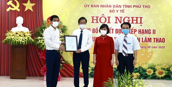 Đồng chí Hồ Đại Dũng - Ủy viên BTV tỉnh Ủy, Phó chủ tịch UBND tỉnh trao quyết định của Chủ tịch UBND tỉnh về việc nâng hạng 2 cho Trung tâm y tế huyện Lâm Thao.