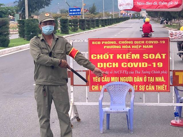 Chốt kiểm tra phòng , chống dịch trên đường Nguyễn Tất Thành