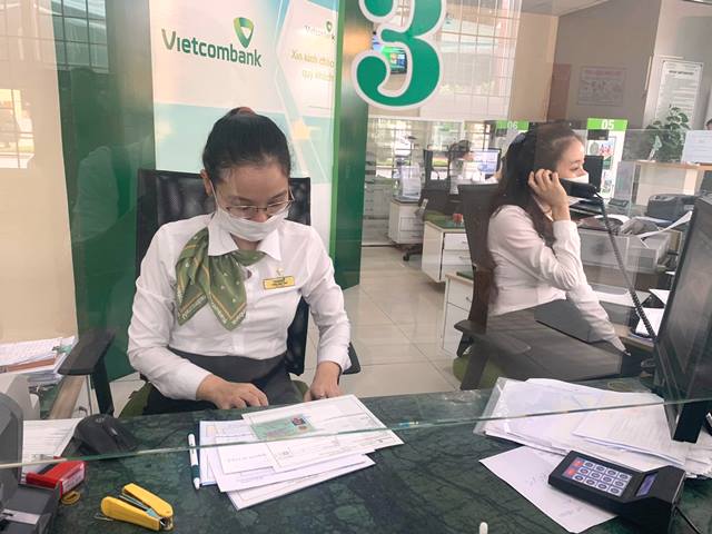 Nhân viên Vietconbank khu vực Liên Chiểu thực hiện nghiêm việc đeo khẩu trang
