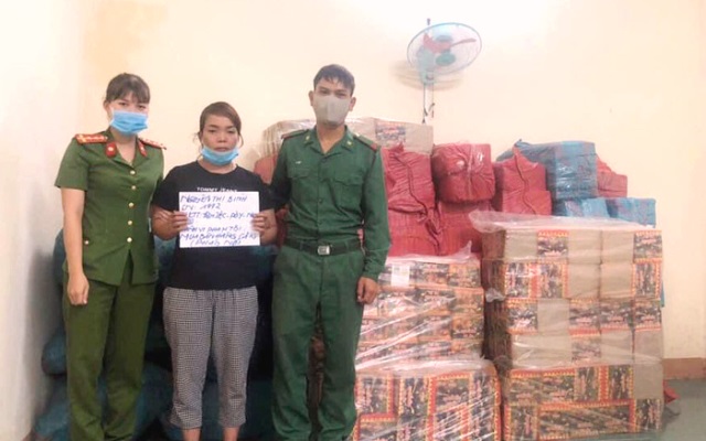 Hơn 1 tấn ph&aacute;o lậu được t&igrave;m thấy trong hầm v&agrave; b&ecirc;n ngo&agrave;i nh&agrave; đối tượng Nguyễn Thị B&igrave;nh.