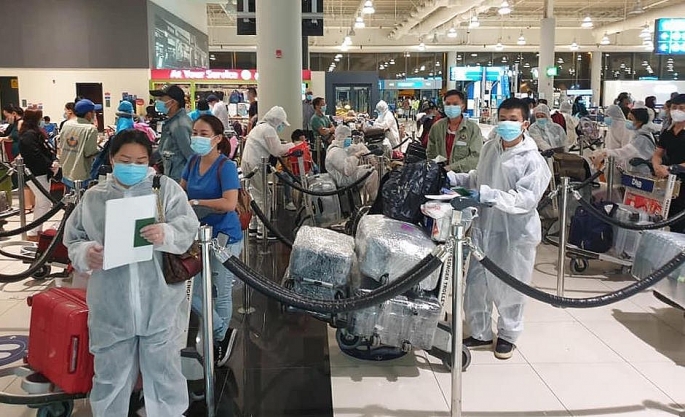 Công dân Việt Nam xếp hàng chờ làm thủ tục tại sân bay Narita. Ảnh: TTXVN.