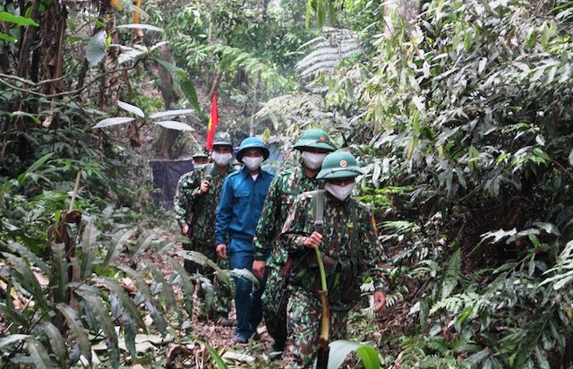 Bộ đội biên phòng tuần tra đường biên, ngăn chặn việc xuất, nhập cảnh trái phép.