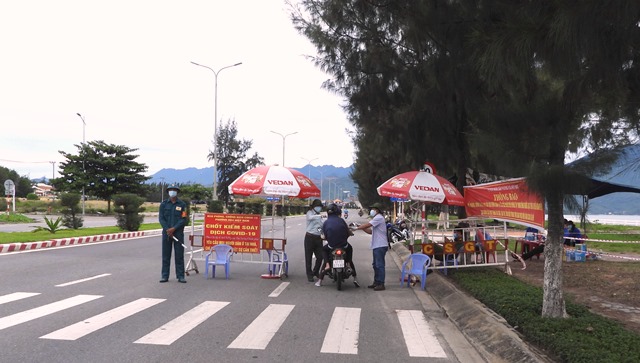 Chốt kiểm tra dịch trên đường Nguyễn Tất Thành( Khu du lịch Xuân Thiều)