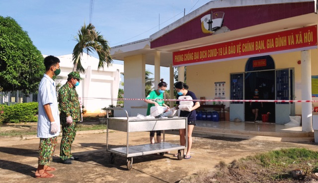 Nhận thức ăn ở khu c&aacute;ch ly y tế tập trung tại Trung đo&agrave;n Bộ binh 896.