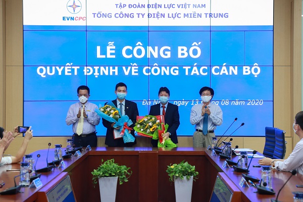 Lãnh đạo EVNCPC tặng hoa, chúc mừng nhân sự mới