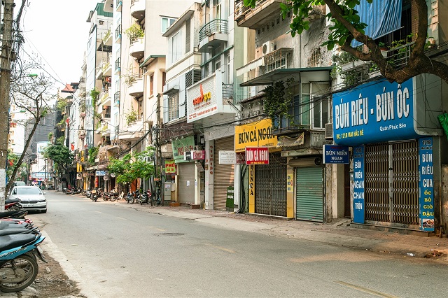 Hàng quán đóng cửa đìu hiu tại một con phố ở Hà Nội