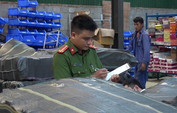 Bắt giữ kho hàng giày dép số lượng lớn không rõ nguồn gốc tại Lào Cai