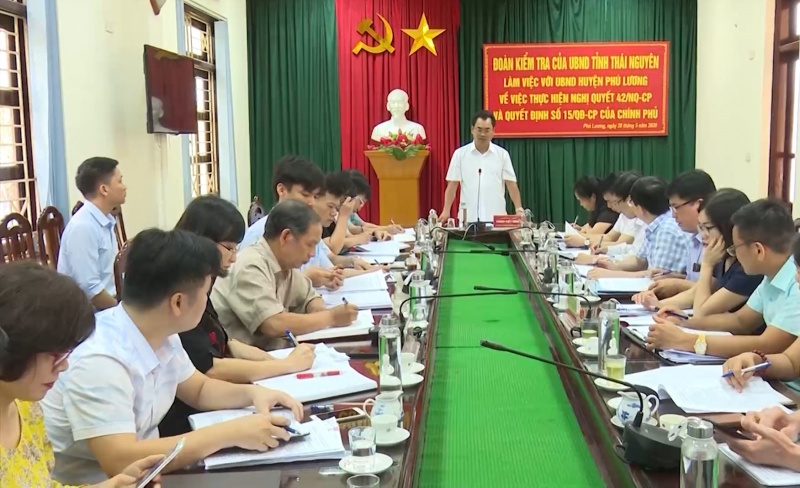 Đồng chí Trịnh Việt Hùng, Ủy viên BTV Tỉnh ủy, Phó Chủ tịch TT UBND tỉnh làm việc với lãnh đạo huyện Phú Lương.