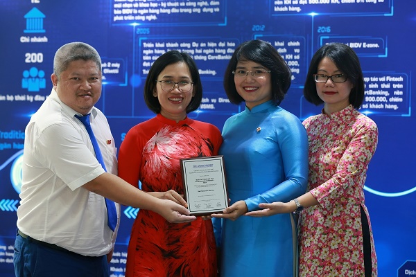 Bà Nguyễn Thị Quỳnh Giao, Phó tổng giám đốc phụ trách Khối Bán lẻ BIDV, đại diện BIDV nhận giải thưởng từ The Asian Banker