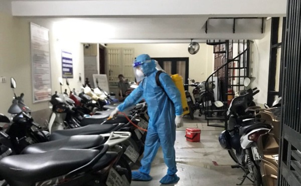 Lực lượng chức năng phun khử khuẩn nơi ở của bệnh nhân mắc Covid-19 tại ngõ 9, đường Nguyễn Văn Trỗi (Thanh Xuân, Hà Nội).