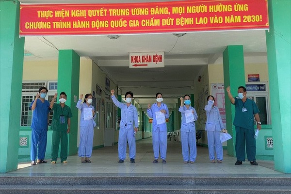 Các bệnh nhân khỏi bệnh nhận giấy ra viện sáng 17-8 tại Bệnh viện Phổi Đà Nẵng