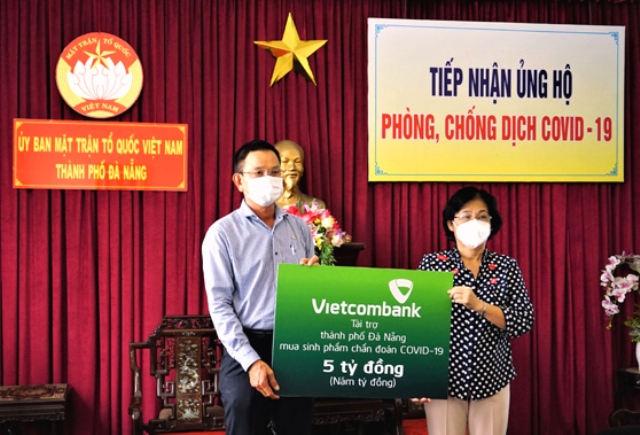 Đại diện Vietcombank, ông Nguyễn Quang Việt – Giám đốc Vietcombank Đà Nẵng trao tặng số tiền 5 tỷ đồng hỗ trợ TP. Đà Nẵng mua sinh phẩm chẩn đoán COVID -19