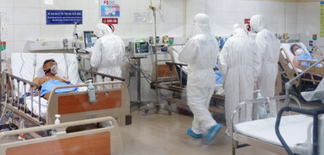 C&aacute;c y, b&aacute;c sĩ chăm s&oacute;c bệnh nh&acirc;n mắc virus SARS-CoV-2 tại Bệnh viện D&atilde; chiến H&ograve;a Vang.
