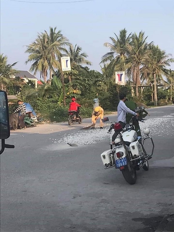 Hình ảnh chiến sĩ công an giao thông đang quét, hót đá bị rơi giũa đường được người dân ghi lại