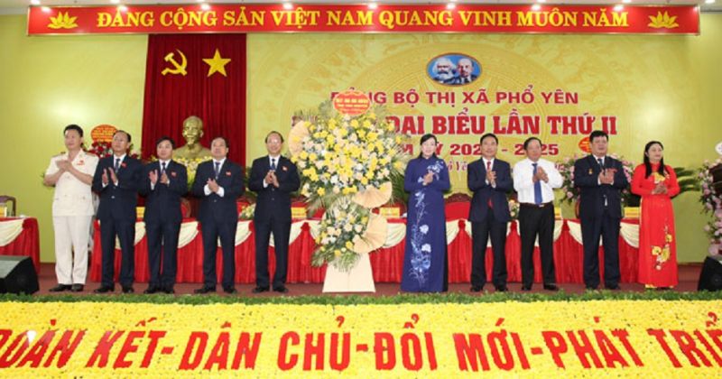 Các đồng chí lãnh đạo tỉnh tặng hoa, chúc mừng Đại hội Đảng bộ T.X Phổ Yên
