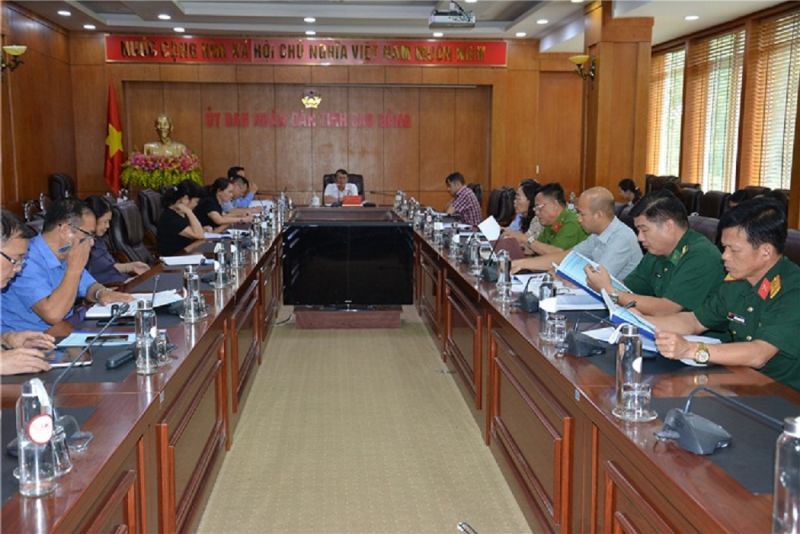 Chủ tịch UBND tỉnh Hoàng Xuân Ánh phát biểu tại cuộc họp