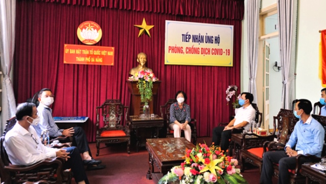 Bà Đặng Thị Kim Liên – Chủ tịch Ủy ban MTTQ Việt Nam TP. Đà Nẵng trao đổi với đại diện Vietcombank về tình hình chống COVID -19