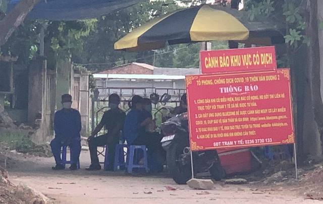 Chốt chặn kiểm tra dịch khu vực x&atilde; H&ograve;a Li&ecirc;n, huyện H&ograve;a Vang, TP. Đ&agrave; Nẵng