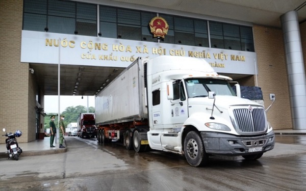 Xe chở thanh long xuất khẩu sang Trung Quốc qua Cửa khẩu Kim Thành (Lào Cai) sáng ngày 17/8