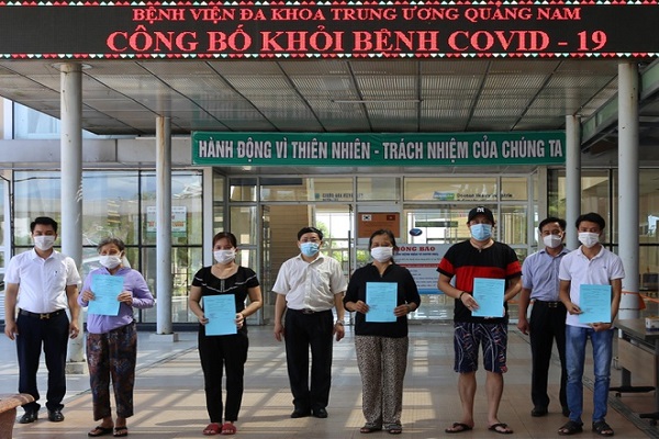 5 người tại Bệnh viện Đa khoa Trung ương Quảng Nam được trao giấy chứng nhận khỏi bệnh.