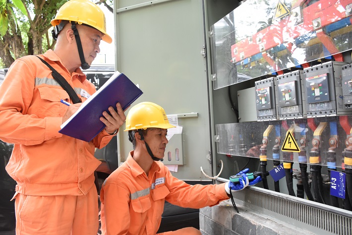 Các công nhân của EVNHANOI đang kiểm tra hệ thống điện