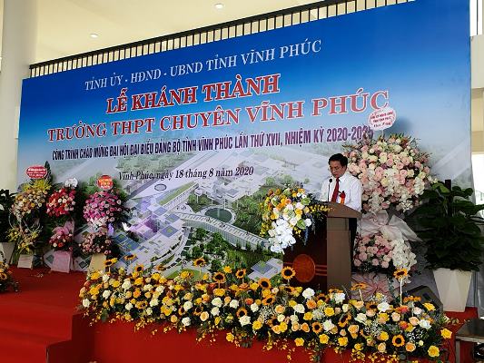 Đại diện ngành giáo dục ông Nguyễn Văn Huyến, Giám đốc Sở GD&ĐT Vĩnh Phúc phát biểu cảm tưởng tại buổi lễ