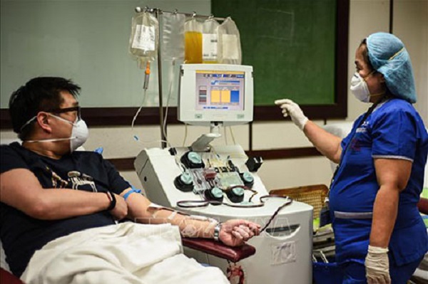 Bệnh nhân Covid-19 hiến huyết tương sau khi bình phục tại bệnh viện ở Manila, Philippines (Ảnh: TTXVN)
