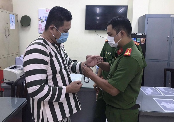 TP.HCM: Một giám đốc bị bắt vì sản xuất găng tay y tế giả