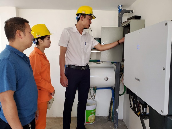 Cán bộ Điện lực Thành phố Sơn La hỗ trợ hướng dẫn khách hàng trong việc sử điện mặt trời mái nhà.