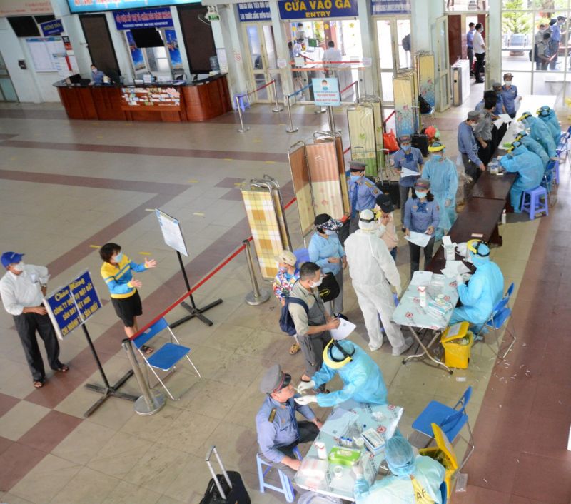 Cơ quan y tế lấy mẫu xét nghiệm tại ga Sài Gòn (Ảnh: Duy Tính)