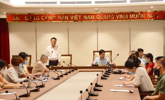 Ông Vũ Quốc Bảo, Trưởng Ban tổ chức Thành ủy thông tin về tổ chức đại hội đảng cấp trên cơ sở tại Hà Nội.