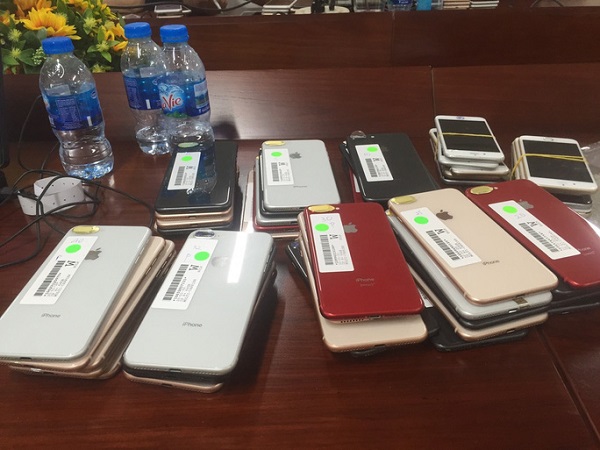 Quản lý thị trường Hà Nội vừa phát hiện và bắt giữ hơn 400 chiếc iphone do nước ngoài sản xuất tại khu vực sân bay Nội Bài