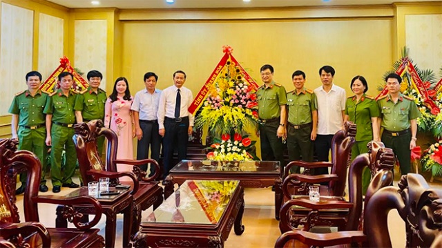 Ông Đỗ Minh Tuấn, Phó Bí thư Tỉnh ủy Thanh Hóa tặng hoa chúc mừng CBCS Công an Thanh Hóa.