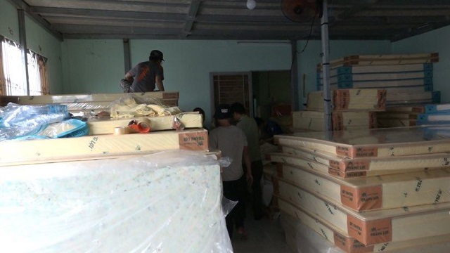 H&agrave;ng trăm tấn niệm giải thương hiệu nổi tiếng được lực lượng chức năng TP Hồ Ch&iacute; Minh tạm giữ để điều tra. Ảnh: CTV