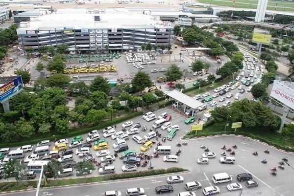 Các phương tiện lưu thông bên ngoài sân bay Tân Sơn Nhất (TP.HCM)