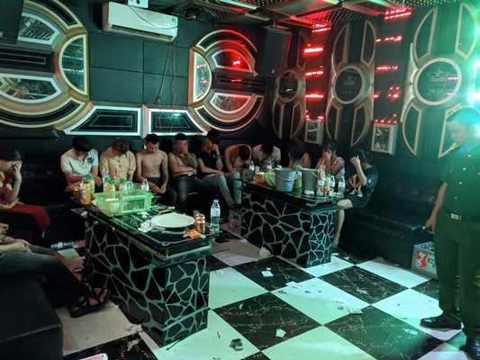 Vĩnh Phúc: Giữa mùa dịch, 15 đối tượng vẫn tụ tập ở quán karaoke để sử dụng ma túy