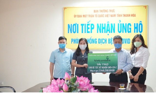 Vietcombank ủng hộ tỉnh Thanh Hóa 5.000 bộ test xét nghiệm SARS-CoV-2