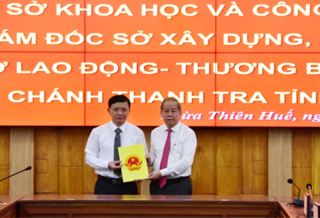 Chủ tịch UBND tỉnh TT Huế trao quyết định cho ông Nguyễn Đại Viên- Giám đốc Sở Xây dựng