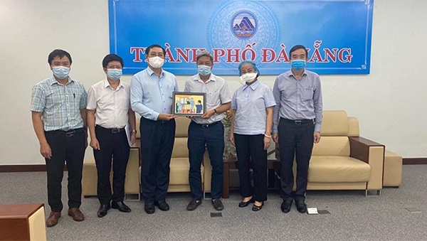 Lãnh đạo TP Đà Nẵng cảm ơn và tặng quà cho Thứ trưởng Bộ Y tế Nguyễn Trường Sơn cùng Đoàn công tác của Bộ