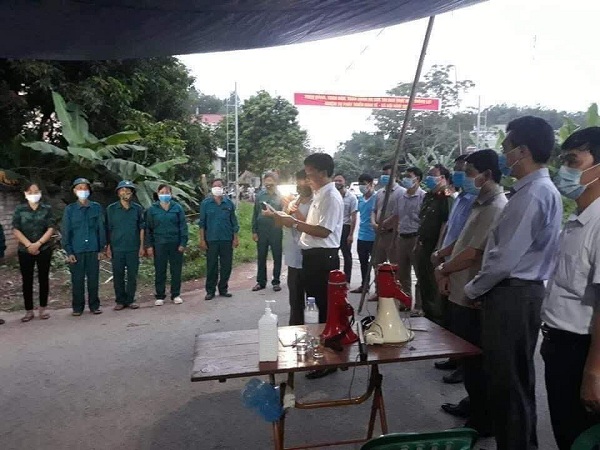 L&atilde;nh đạo UBND huyện Thanh Ba c&ocirc;ng bố quyết định gỡ bỏ c&aacute;ch ly x&atilde; hội đối với 2 x&atilde; Khải Xu&acirc;n v&agrave; V&otilde; Lao.