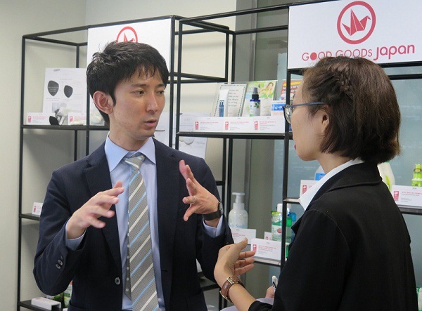 Giám đốc Dự án JETRO Hà Nội Abe Tomofumi (bìa trái) trao đổi bên lề buổi họp báo.