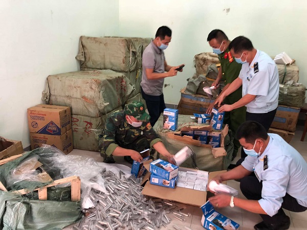 Chỉ trong ngày 20/8/2020, lực lượng phối hợp tỉnh Lạng Sơn đã liên tiếp phát hiện và thu giữ hàng nghìn sản phẩm không hóa đơn chứng từ