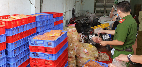 Hà Nội: Phát hiện gần 2 tấn trứng gà non, tràng lợn đang phân hủy