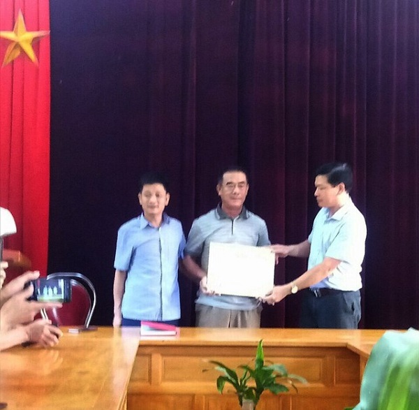 Lãnh đạo xã Lang Thíp trao tặng giấy khen cho ông Dũng.